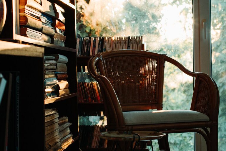 How to Create a Cozy Reading Nook in Your Home